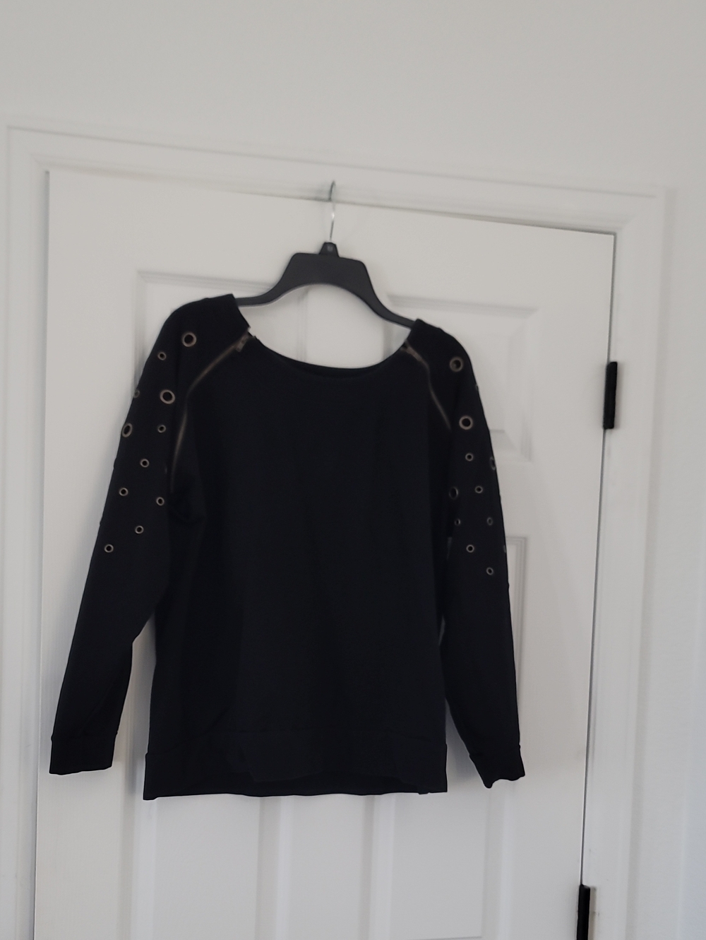 Peck & Peck Black Grommet-Detail Long Sleeve Sweatshirt